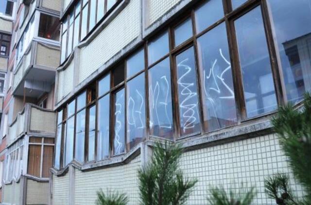 Žuvo per langą iškritusi moteris