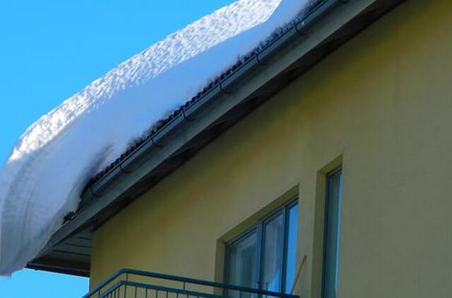 Gausus sniegas atneša nuostolius gyventojų turtui: nepamirškite valyti namų stogų