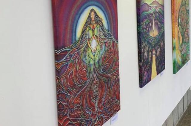 Į teismo vitriną sugrįžo ryškūs menininkės Sigitos Mockutės darbai