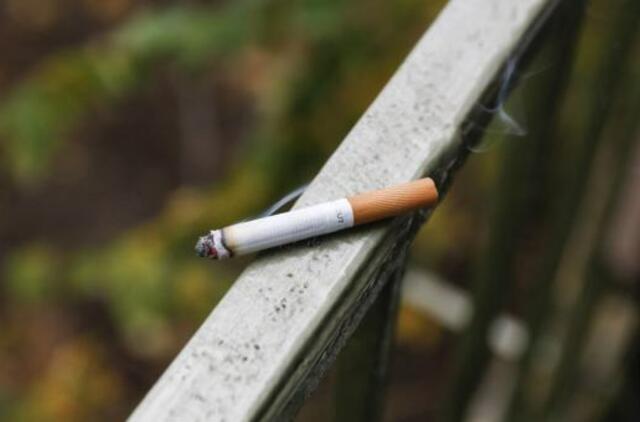 Įsigaliojo draudimas rūkyti daugiabučių balkonuose