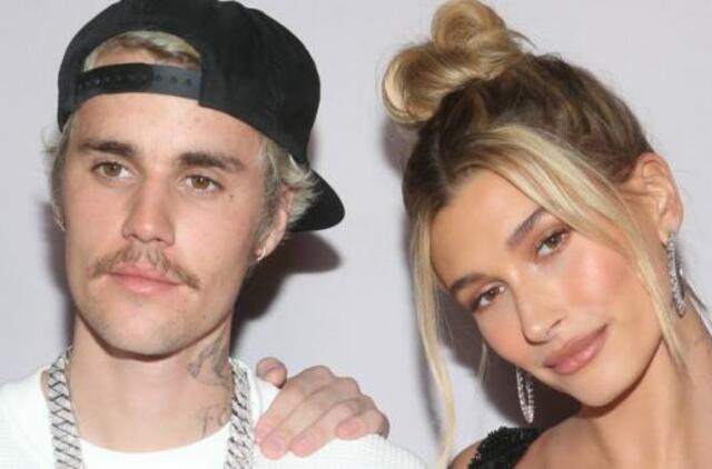 J. Bieberis išleido nespalvotą vaizdo klipą: jį skyrė žmonai Hailey