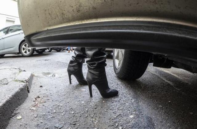 Meilės trikampis Šilutėje: savo konkurentę sekė, užblokavo automobiliu ir į darbą paleido kumščius