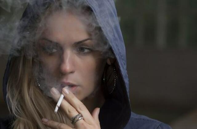 Pirmieji draudimai rūkyti didmiesčių daugiabučių balkonuose įsigalios vasarį