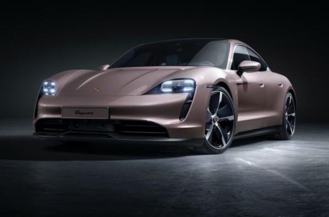 „Porsche“ pristato naują „Taycan“ versiją: galiniai varantys ratai ir du akumuliatorių pasirinkimai