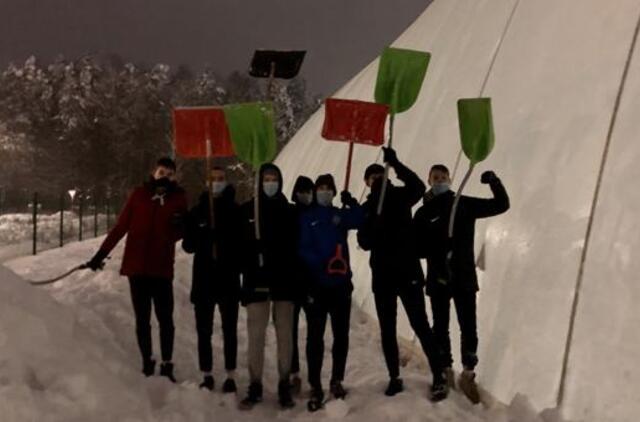 Bendruomeniškumo pavyzdys: BFA futbolo maniežą gelbėjo šimtai savanorių