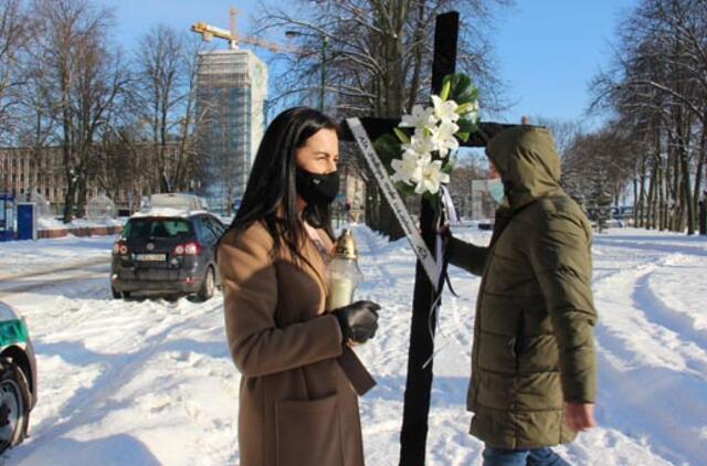 Grožio specialistai Klaipėdoje prie Rotušės surengė laidotuves