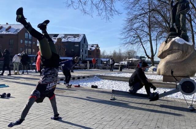 Karantino išalinti sportininkai treniravosi po mero langais