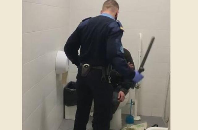 Nufilmuotas apsauginis, tualete mušantis sulaikytą benamį