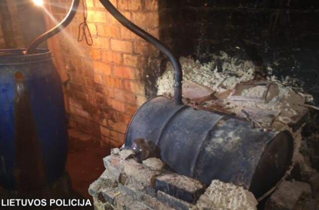 Medžioklės įkalčių ieškoję aplinkosaugininkai aptiko naminės degtinės