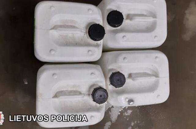 Sulaikė vyrą, vežusį apie 100 litrų galimai naminės degtinės