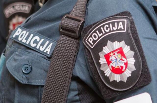 Ūžė visas miestelis: antrankiais surakintą ir nesipriešinusią moterį mušęs pareigūnas – išteisintas