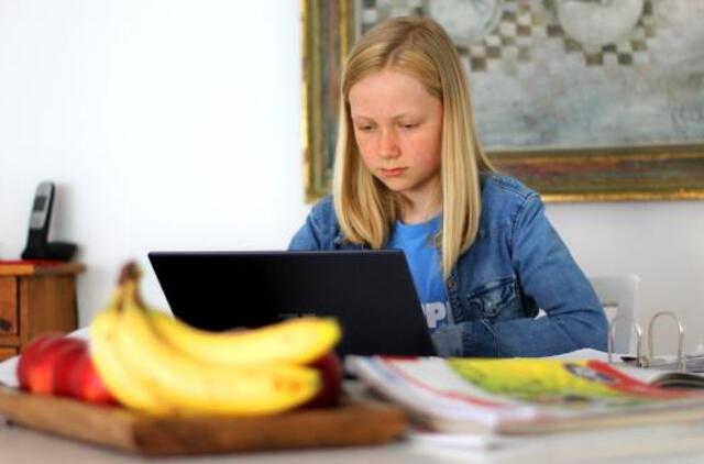 Dažna tėvų ir vaikų barnių priežastis – technologijos: ekspertai ragina ne pyktis, o susitarti