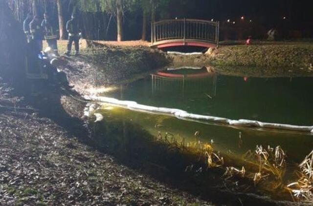 Ekologinė nelaimė: Kretingos meras praneša apie į upę plūstantį dyzeliną