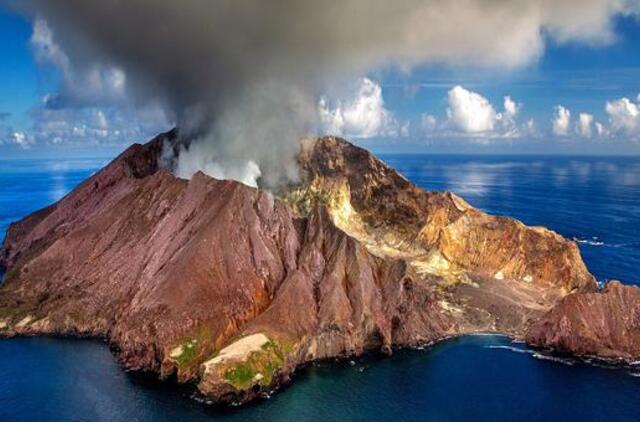 Indonezijoje vėl nubudęs Sinabungo ugnikalnis spjaudė įkaitusius pelenus