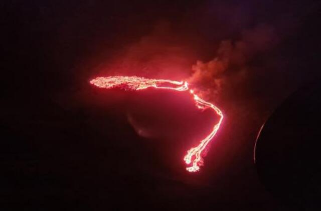 Islandijoje išsiveržė ugnikalnis, nudažęs iš Reikjaviko matomą dangų raudonai