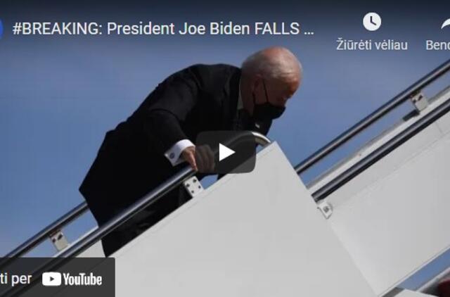 J. Bidenas suklupo lipdamas į prezidentinį lėktuvą