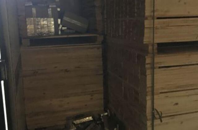 „Karstai“ Raigarde – patikrinę medienos krovinį iš Baltarusijos, muitininkai jame aptiko milijono eurų vertės kontrabandą