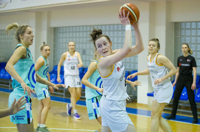 ĮTEMPTA KOVA. Klaipėdos „Neptūno“ merginos ne žodžiais, o veiksmais įrodo, kad finalo serijoje galima sukurti intrigą.