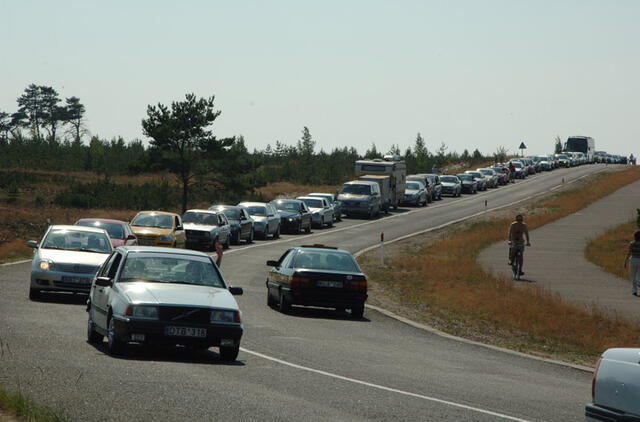 TUALETAS. Klaipėdos meras Vytautas Grubliauskas žada, kad jau artimiausiu metu bus pasirūpinta biotualetu Smiltynėje eilėse kelto laukiantiems Neringos poilsiautojams. Redakcijos archyvo nuotr.