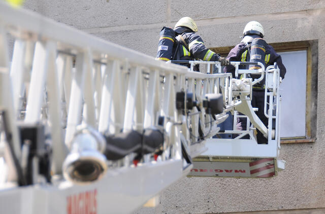 Kaune ugniagesiai gelbėjo užsitrenkus durims balkone likusią moterį