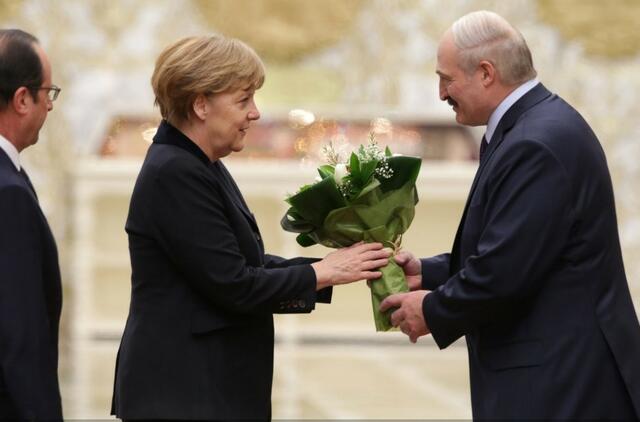 Angela Merkel kuo puikiausiai sutaria ir su „diktatoriumi“ vadinamu Aliaksandru Lukašenka, tik Europos „vertybių“ tuomet niekas negina... EPA-Eltos nuotr.
