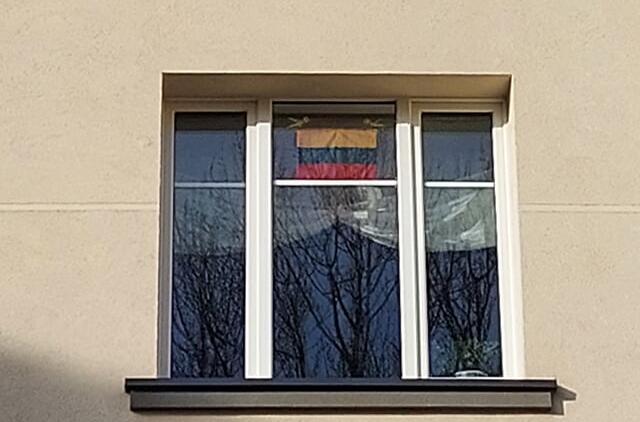 Trispalvė
