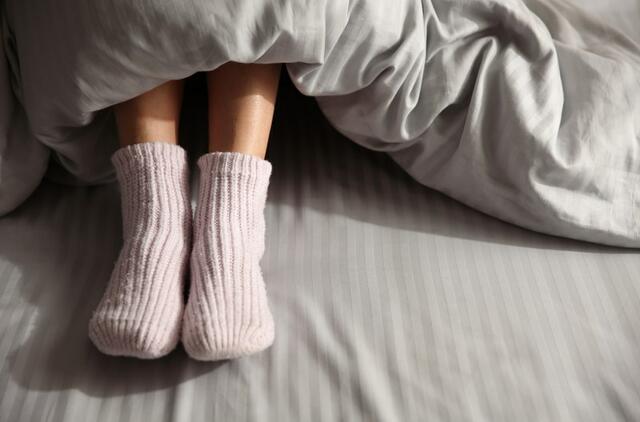 Su kojinėmis reikėtų miegoti ne tik, kai šąla kojos
