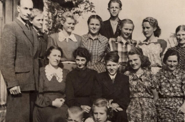 Anna Vytienė juodais drabužiais sėdi centre. Šalia jos, dešinėje, sūnus Gintaras ir dukra Irmgard. Kairėje - Evos Kurschat dukra iš pirmos santuokos su Brizgiu. Jauniausia dukra Lena sėdi priešakyje. Šalia jos berniukas neatpažintas. Pleškučiai, 1957 m.