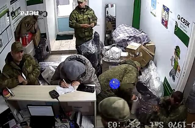 Rusų okupantai siunčia pavogtus ukrainiečių daiktus namo.