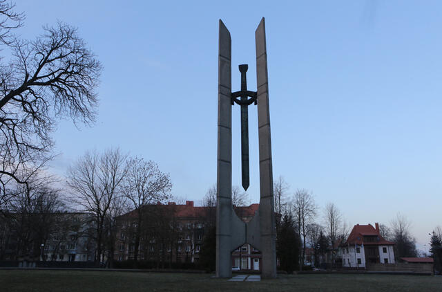 Monumentas "Kardas" - skirtas žuvusiems Antrojo pasaulinio karo metu, kovojant prieš fašistinę Vokietiją pagerbti, - Klaipėdos skulptūrų park