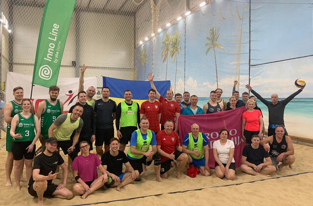 DALYVIAI. Klaipėdos miesto įmonių naktinio tinklinio turnyro „Eola Cup 3x3“ ketvirtojo etapo dalyviai. Organizatorių nuotr.