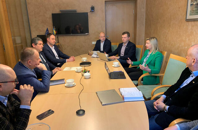 DISKUTAVO. Aplinkos ministerijoje vykusio susitikimo metu diskutuota apie dviračių tako Smiltynė-Nida atkarpos, einančios per Naglių gamtinį rezervatą, rekonstrukciją.