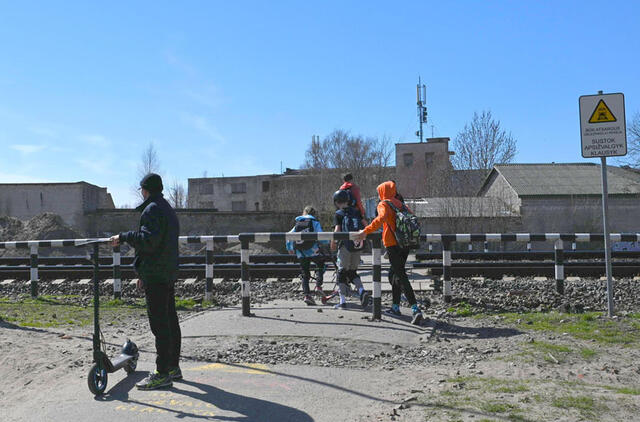 BUS SAUGU. Kai bus įrengta dviejų lygių pėsčiųjų perėja, pėstieji vaikščios virš geležinkelio. Vitos JUREVIČIENĖS nuotr.