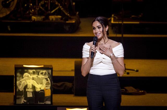 Meghan Markle Ukrainos komandą „Invictus“ žaidynėse pasveikino „Slava Ukraini“ šūkiu. 