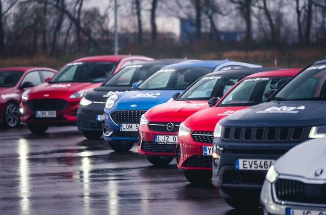 Į Rusiją draudžiami prabangūs automobiliai patenka pasinaudojant Lietuva