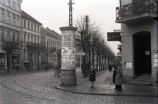 Skelbimų stulpas Friedricho Wilhelmo (dabar Tiltų) ir Turgaus gatvių sankryžoje. Ant stulpo suklijuoti plakatai, skirti rinkimams į Klaipėdos krašto seimelį. 1932 m. 