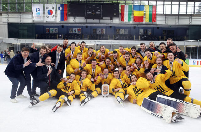  SU MEDALIAIS. Lietuvos ledo ritulio rinktinė pirmą kartą istorijoje iškovojo pasaulio čempionato IA diviziono bronzos medalius. Hockey.lt nuotr.