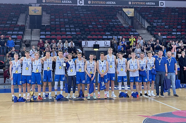 ANTRI. Klaipėdos Vlado Knašiaus krepšinio mokyklos I-„Jumex“ ekipa pasidabino bronzos medaliais. Pauliaus MATULEVIČIAUS nuotr.
