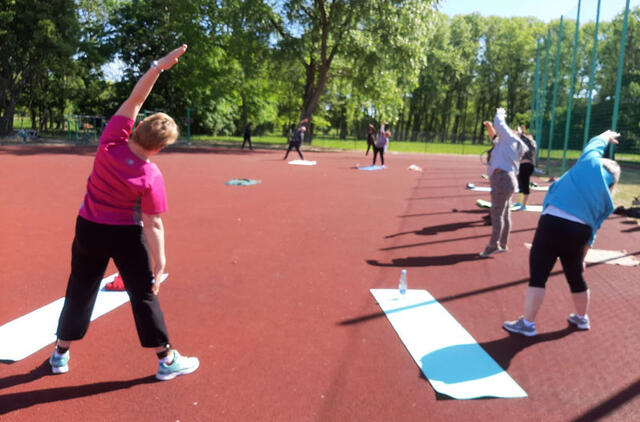 SPORTIŠKA VASARA. Senjorų mankšta - tai ne tik fizinis aktyvumas, bet ir socialinis bendravimas. Klaipėdiečiams sudarytos galimybės visą vasarą sportuoti nemokamai.  Organizatorių nuotr.
