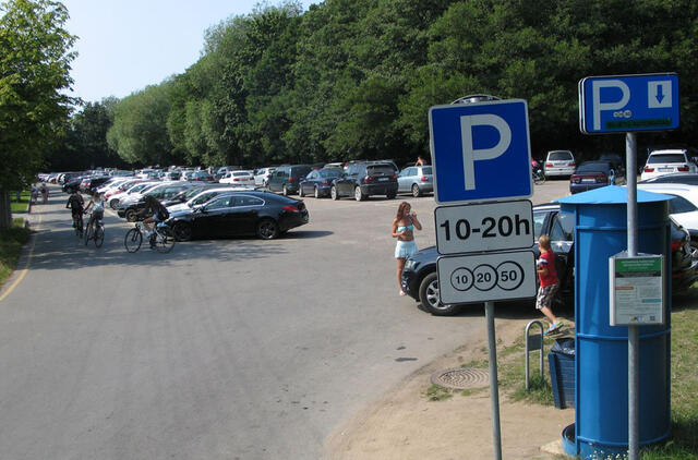 SEZONAS. Nuo gegužės pradžios prie jūros atvykstantys vairuotojai privalo susimokėti už automobilių parkavimą. „Klaipėdos keleivinio transporto“ nuotr.