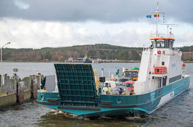 PABRANGO. Labiausiai pabrango transporto priemonių perkėlimas dėl Uosto direkcijos šiemet įvestos naujos rinkliavos, o ne dėl to, kad „Smiltynės perkėla“ įsigijo naują keltą „Klaipėda“. Vitos JUREVIČIENĖS nuotr.