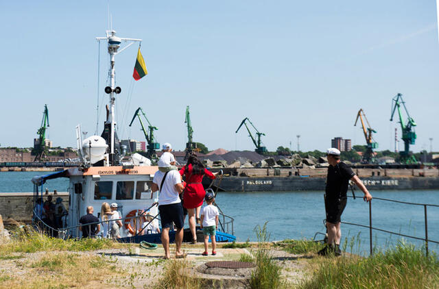  PAVOJINGA. Smiltynėje laiveliai, plukdantys žmones į delfinariumą, švartuojasi prie prastos būklės krantinių. Ten žmonių įlaipinimas ir išlaipinimas yra ne tik nepatogus, bet netgi pavojingas. Apie tai kalbama ne vienerius metus, bet situacija nesikeičia. Vitos JUREVIČIENĖS nuotr.