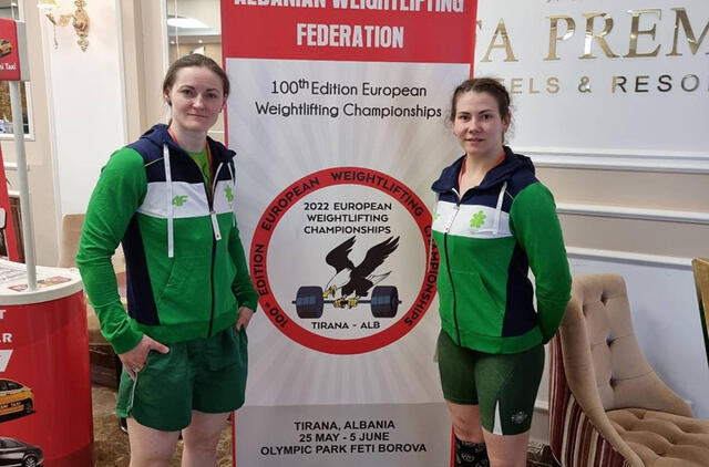GERI REZULTATAI. Gintarė Bražaitė (kairėje) ir Lijana Jakaitė Europos sunkiosios atletikos čempionate varžėsi svorio iki 71 kg varžybose. Gintarė iškovojo 5, Lijana - 8 vietą. Asmeninio archyvo nuotr.