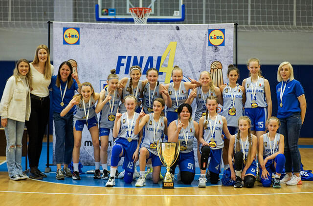 ČEMPIONĖS. Klaipėdos Vlado Knašiaus krepšinio mokyklos U14 komanda - geriausia Lietuvoje. Organizatorių nuotr.