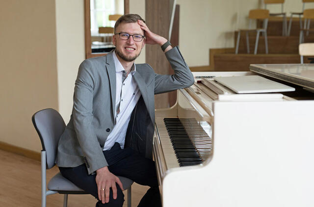 TARPININKAS. „Chormeisteris yra tarpininkas tarp choro ir dirigento“, - sako Vytautas Valys. Vitos JUREVIČIENĖS nuotr.