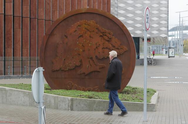 „Swedbank“ klientas, norėdamas sumokėti už gėrimą kavinėje, to padaryti negalėjo, nes bankas užblokavo galimybę atsiskaityti bekontakčiu būdu.