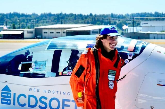 17-metis pilotas tapo jauniausiu asmeniu, savarankiškai apskridusiu aplink pasaulį