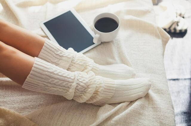 Kodėl nereikėtų miegoti su kojinėmis