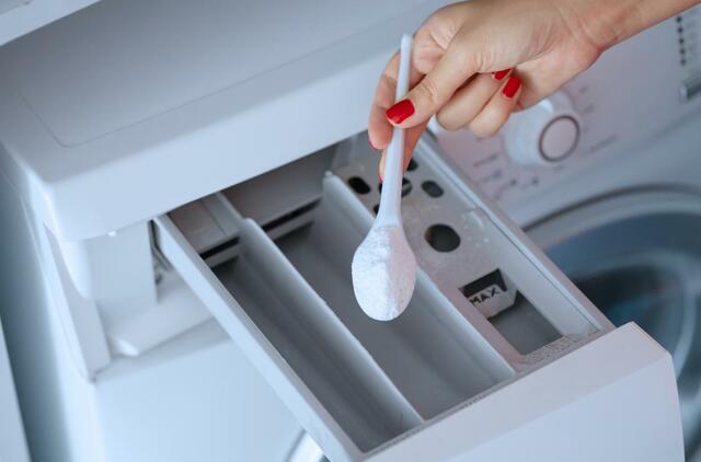 Kaip išvalyti skalbimo mašinos padėklą su actu ir kitais produktais