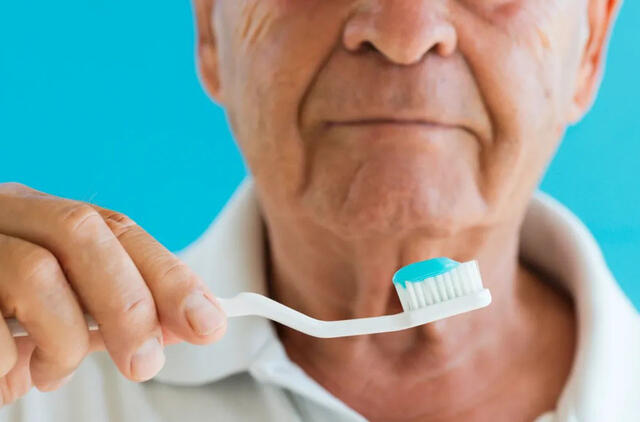 Ar prasta burnos sveikata bei demencija gali būti susiję? Mokslininkai pateikė atsakymą